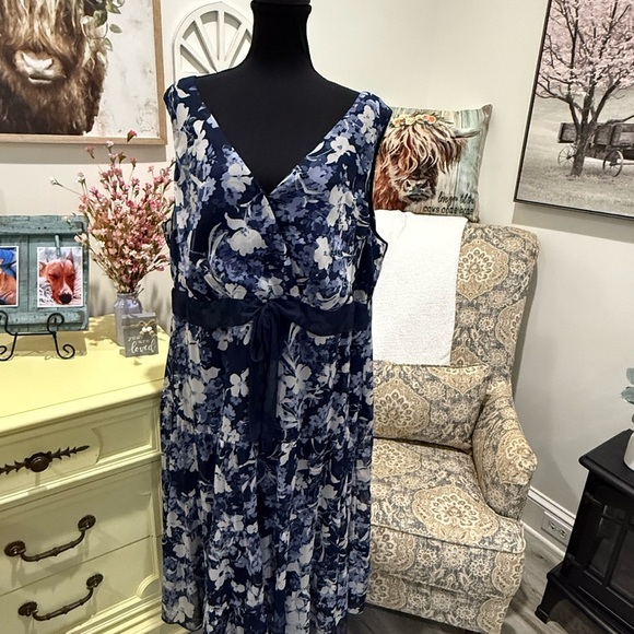Connected Apparel Blue and White Sleeveless Midi Sundress - Picture 1 of 6